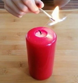 Ogień schodzi z zapałki po oparach wosku do świeczki.